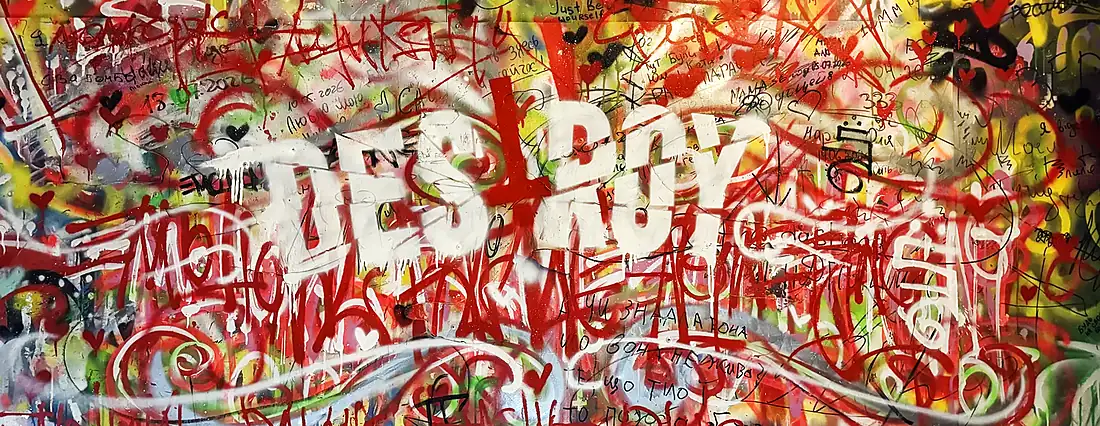 Стіна DESTROY, списана й розмальована гостями